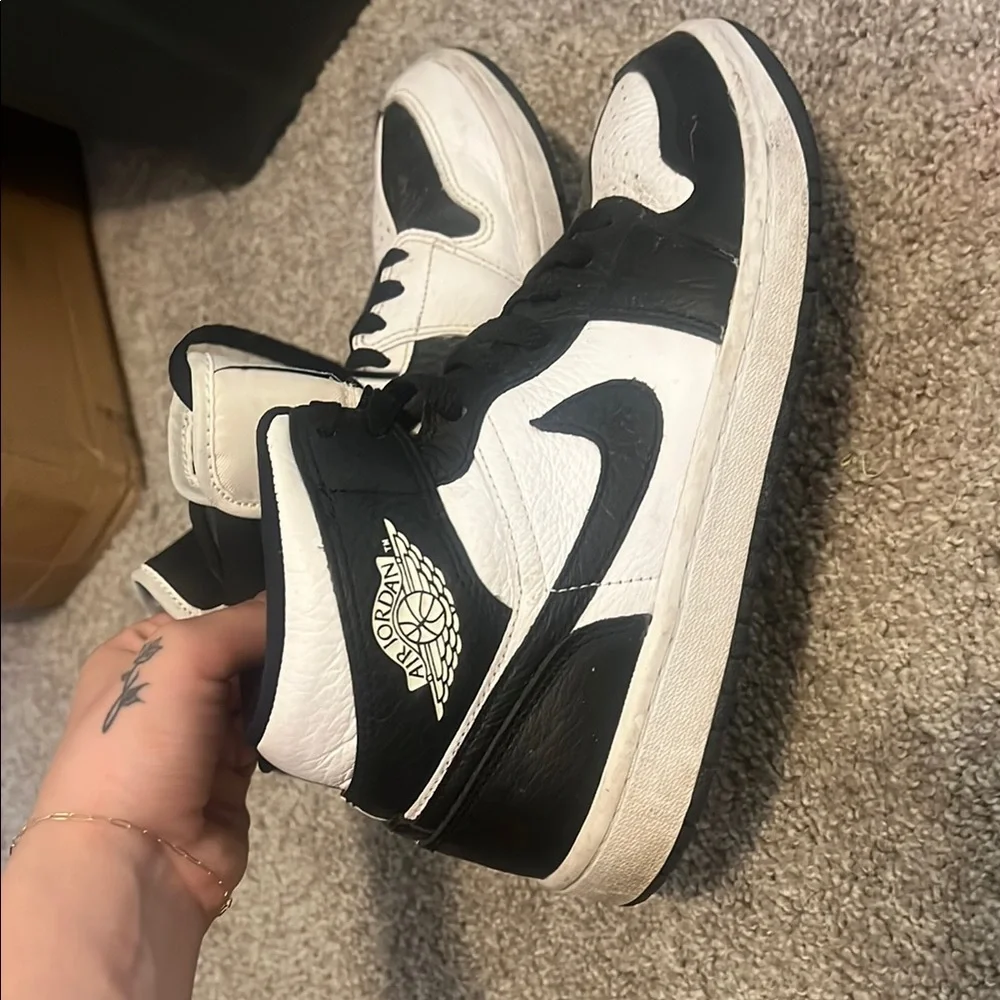 Nike Air Jordan High-Top Sneakers Black and White - Picture 4 of 4